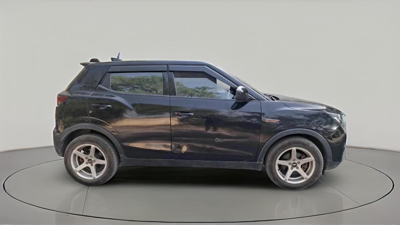 2022 Mahindra XUV300 W4 1.2 PETROL, Petrol, Manual, 35,687 km, exterior