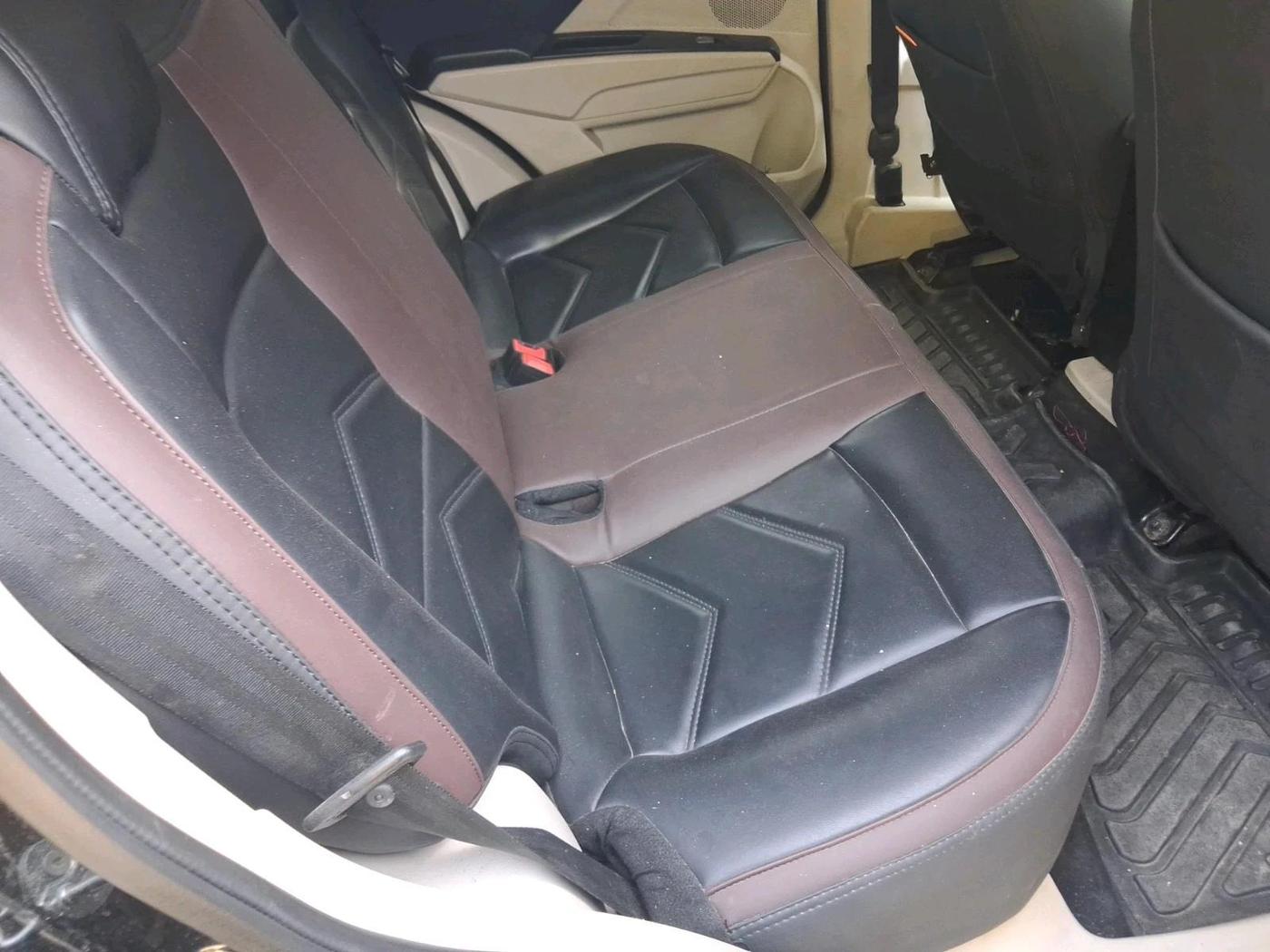 2022 Mahindra XUV300 W4 1.2 PETROL, Petrol, Manual, 35,687 km, interior