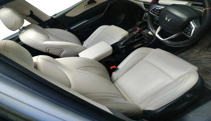 2021 Mahindra XUV700 AX 7 P AT 7 STR, Petrol, Automatic, 51,004 km, interior