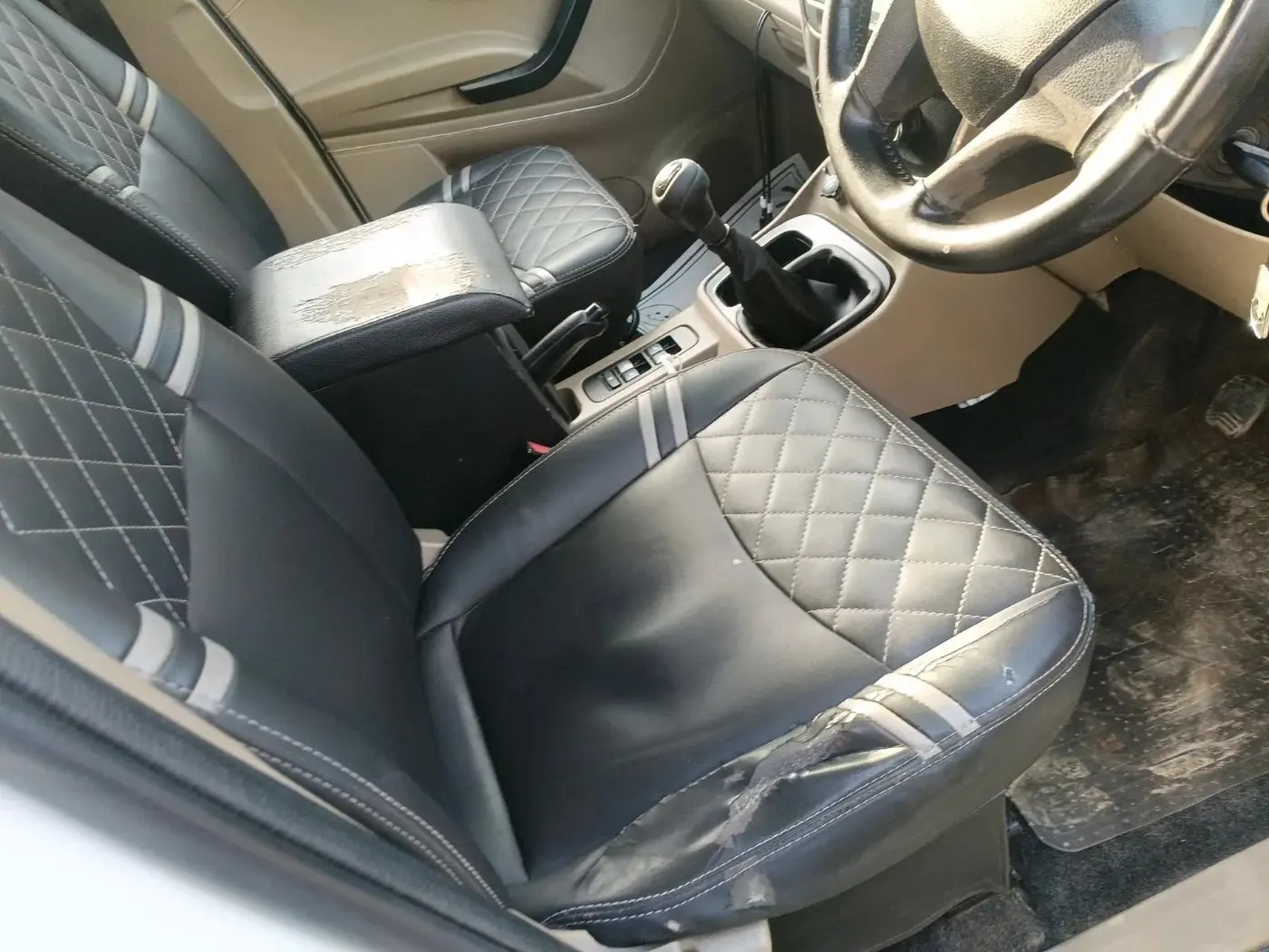 2017 Mahindra TUV300 T6, Diesel, Manual, 97,199 km, interior