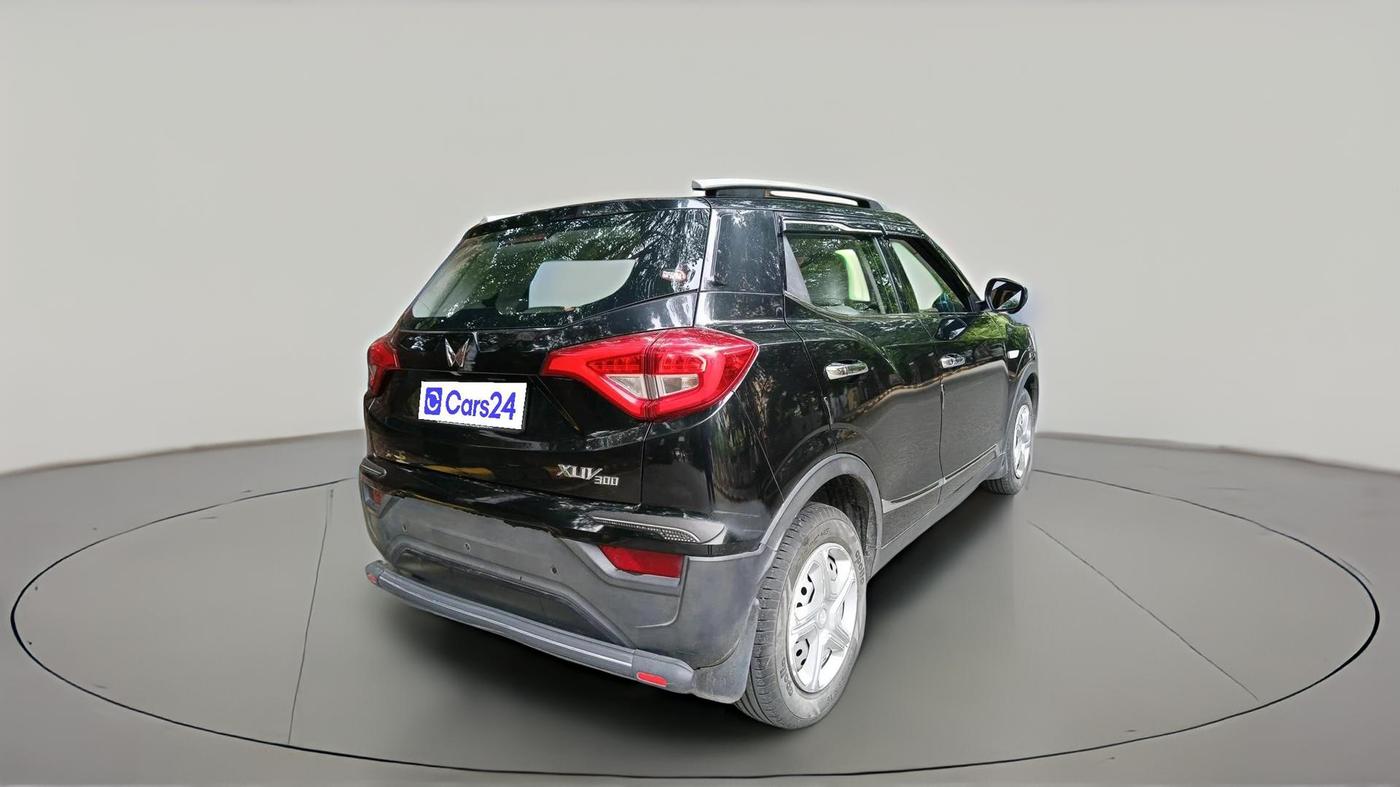 2022 Mahindra XUV300 W4 1.2 PETROL, Petrol, Manual, 39,205 km, exterior