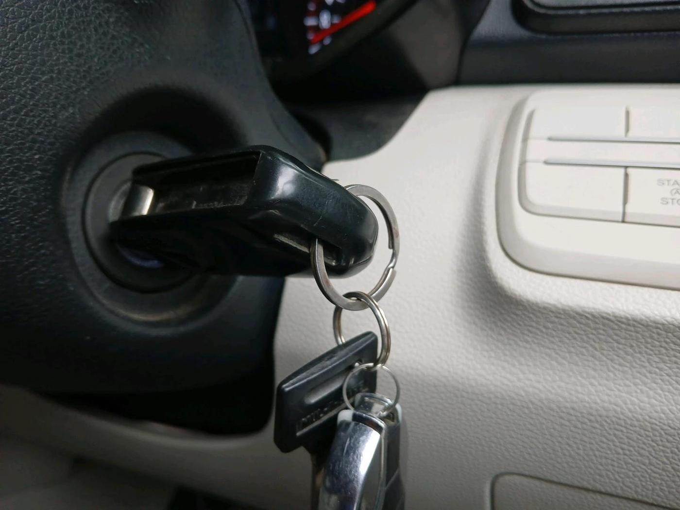 2022 Mahindra XUV300 W4 1.2 PETROL, Petrol, Manual, 39,205 km, interior