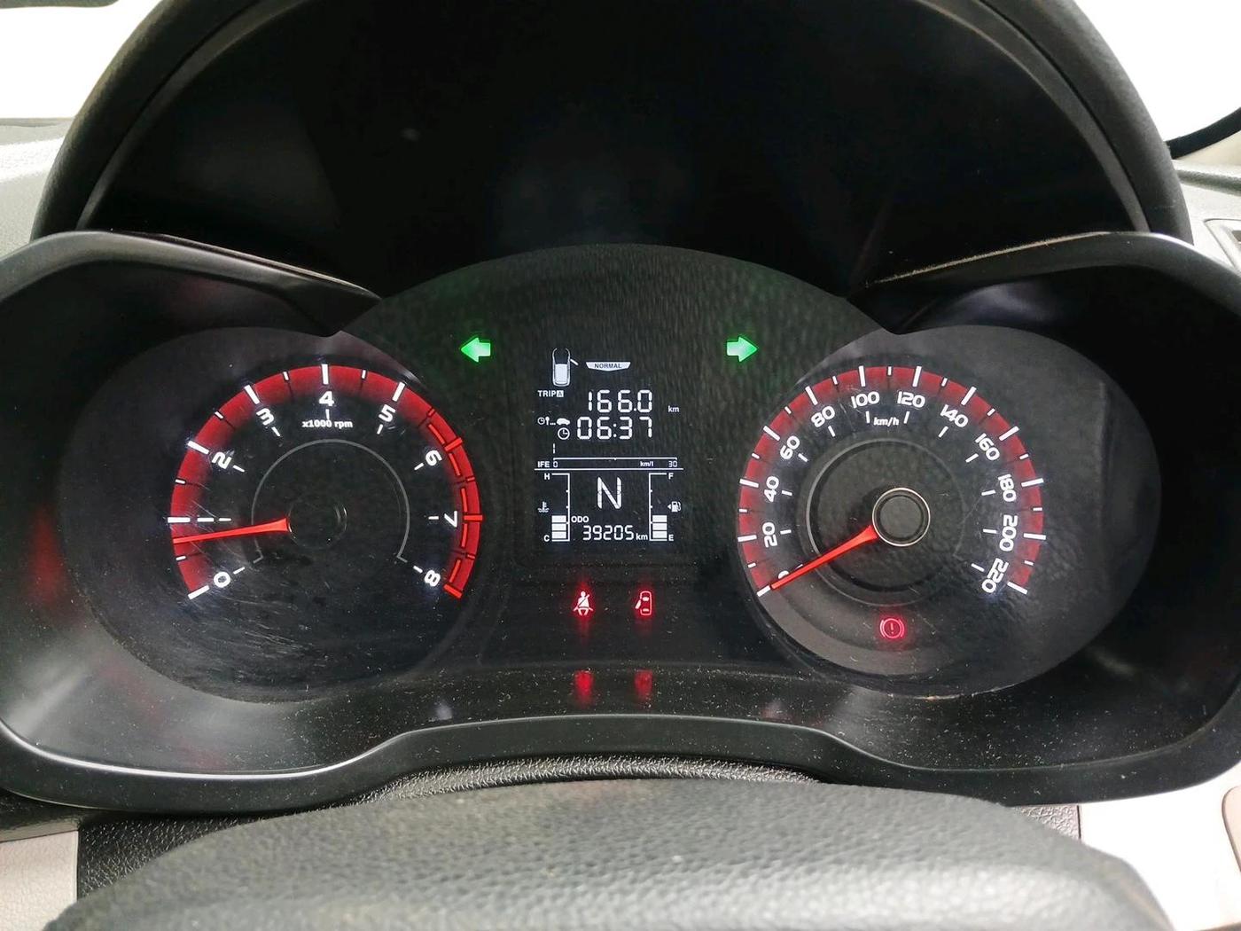 2022 Mahindra XUV300 W4 1.2 PETROL, Petrol, Manual, 39,205 km, interior