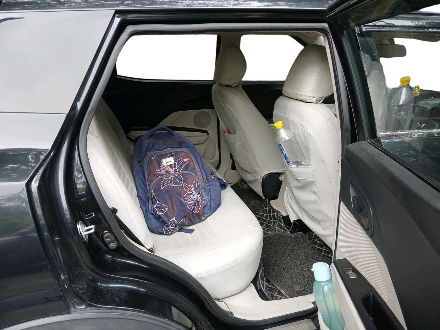 2022 Mahindra XUV300 W4 1.2 PETROL, Petrol, Manual, 39,205 km, interior
