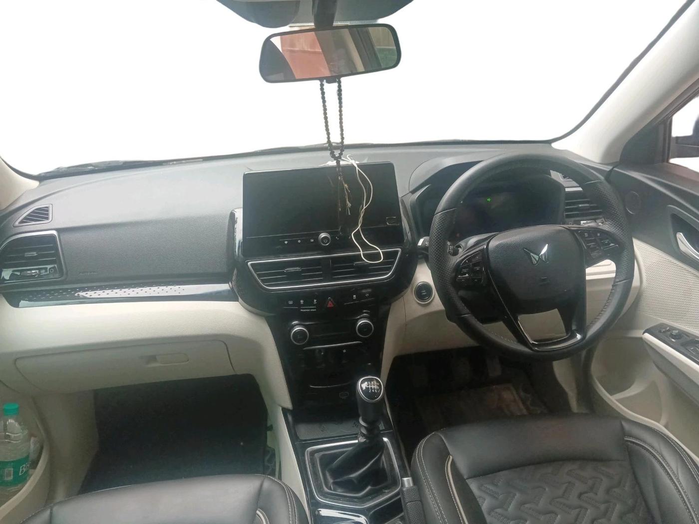 2024 Mahindra XUV 3XO AX5 1.2 L TCMPFi, Petrol, Manual, 42,935 km, interior