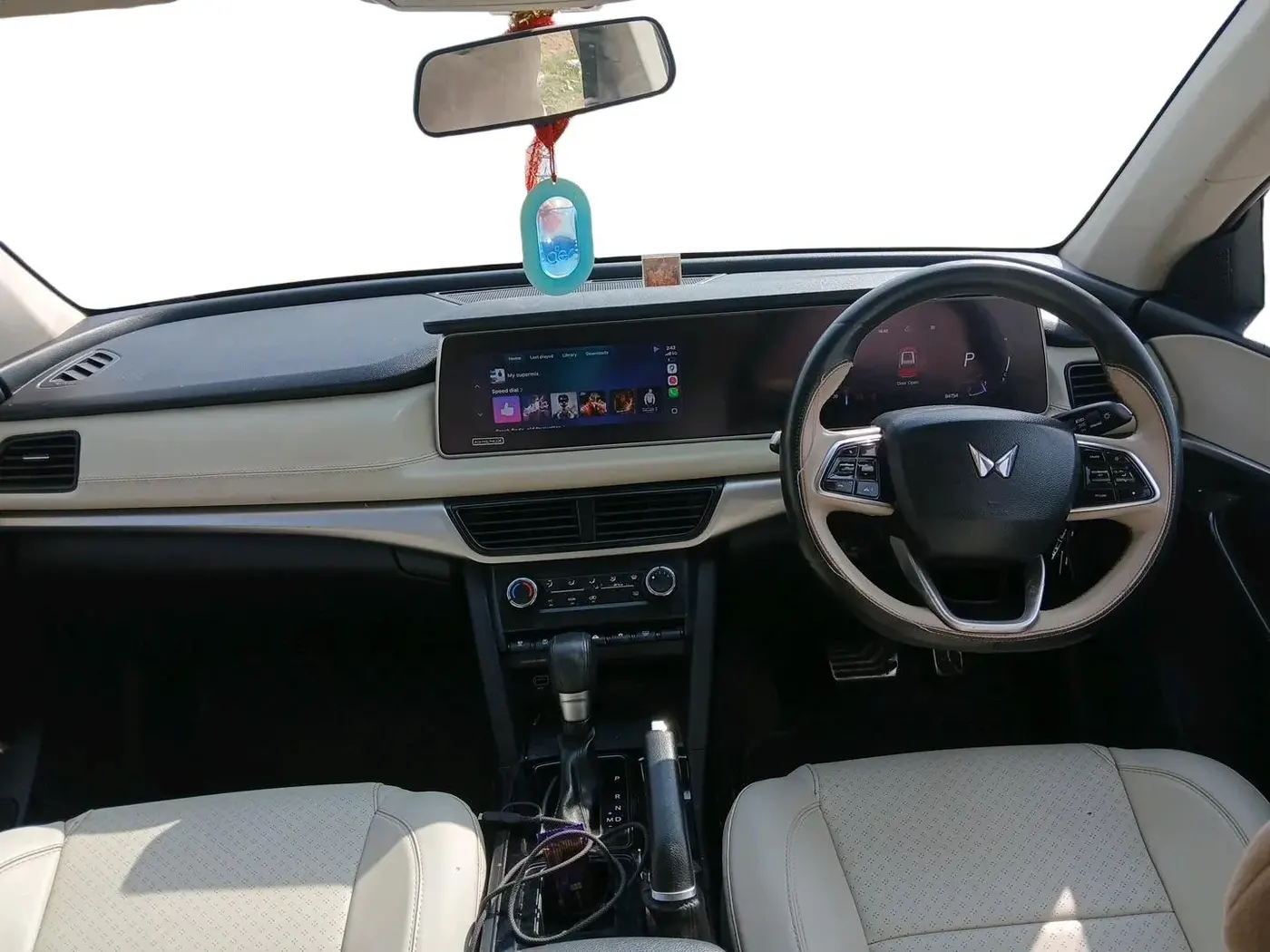 2022 Mahindra XUV700 AX 5 P AT 5 STR, Petrol, Automatic, 84,754 km, interior