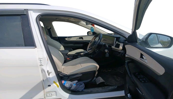 2022 Mahindra XUV700 AX 5 P AT 5 STR, Petrol, Automatic, 84,754 km, interior