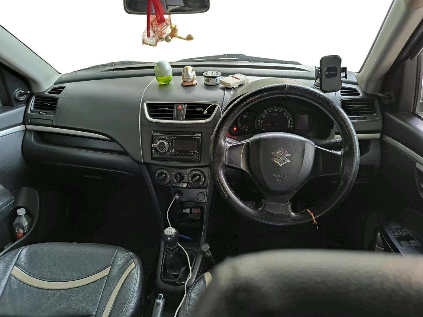 2017 Maruti Swift LXI (O), CNG, Manual, 1,38,543 km, interior