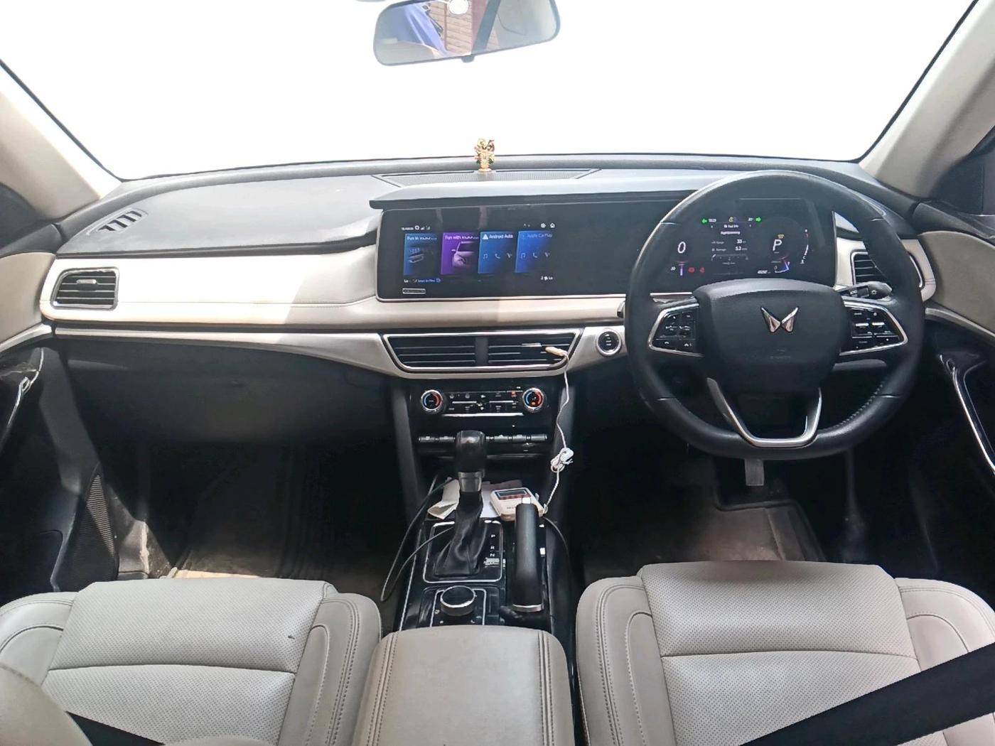 2021 Mahindra XUV700 AX 7 P AT 7 STR, Petrol, Automatic, 41,297 km, interior