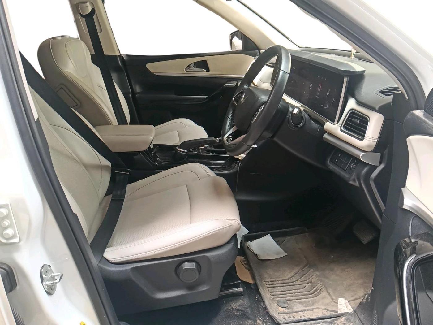 2021 Mahindra XUV700 AX 7 P AT 7 STR, Petrol, Automatic, 41,297 km, interior