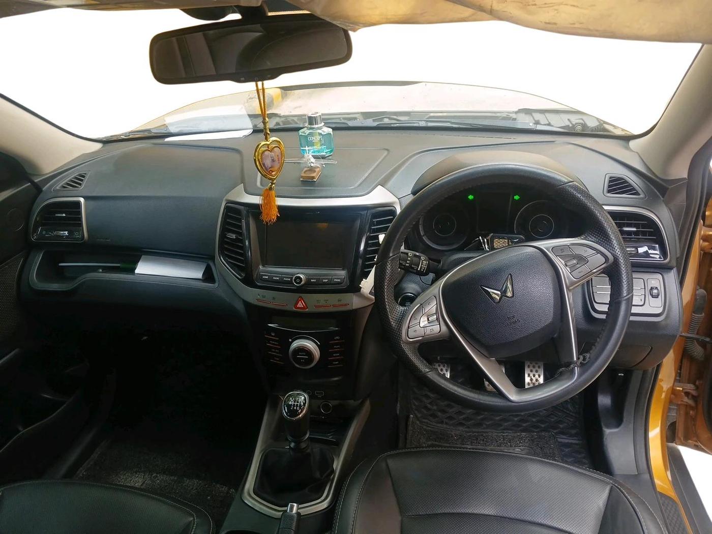2022 Mahindra XUV300 W8 (O) 1.2 PETROL, Petrol, Manual, 35,277 km, interior