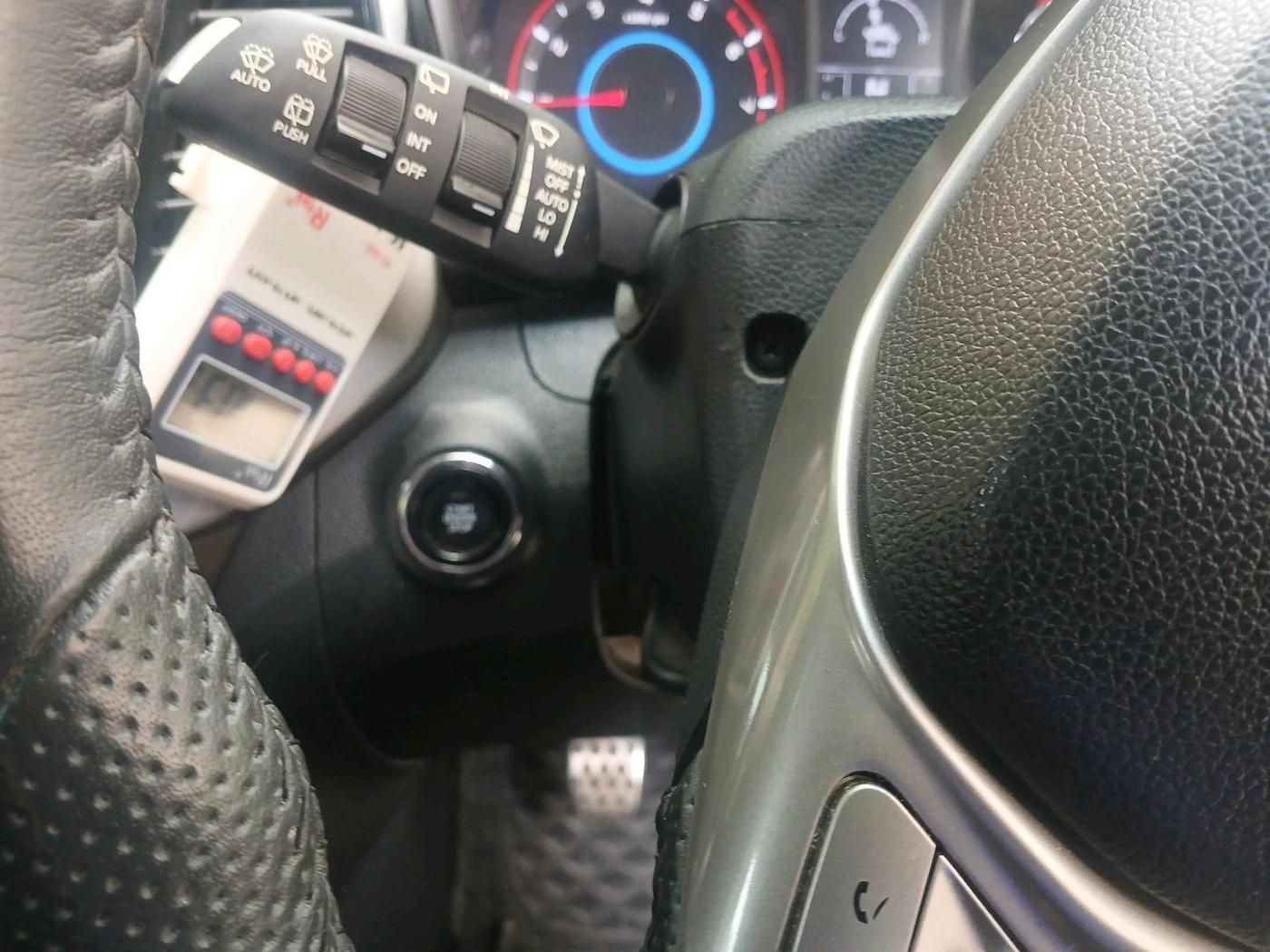 2022 Mahindra XUV300 W8 (O) 1.2 PETROL, Petrol, Manual, 35,277 km, interior