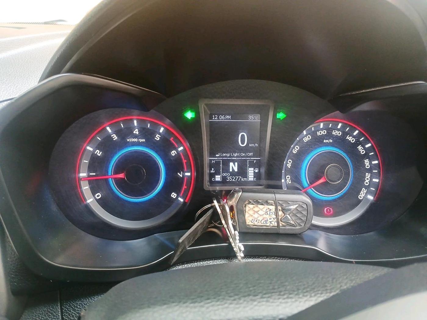 2022 Mahindra XUV300 W8 (O) 1.2 PETROL, Petrol, Manual, 35,277 km, interior