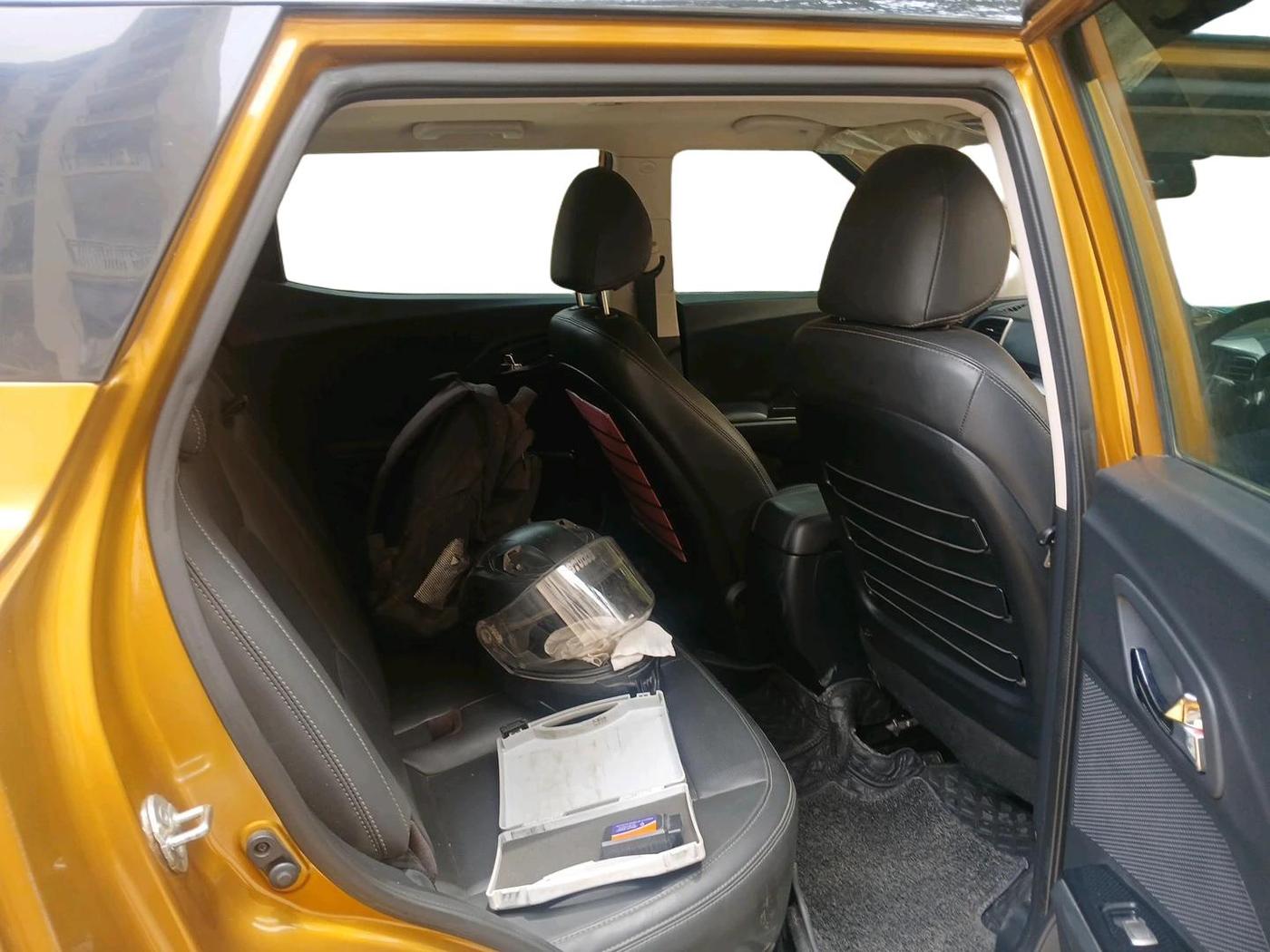 2022 Mahindra XUV300 W8 (O) 1.2 PETROL, Petrol, Manual, 35,277 km, interior