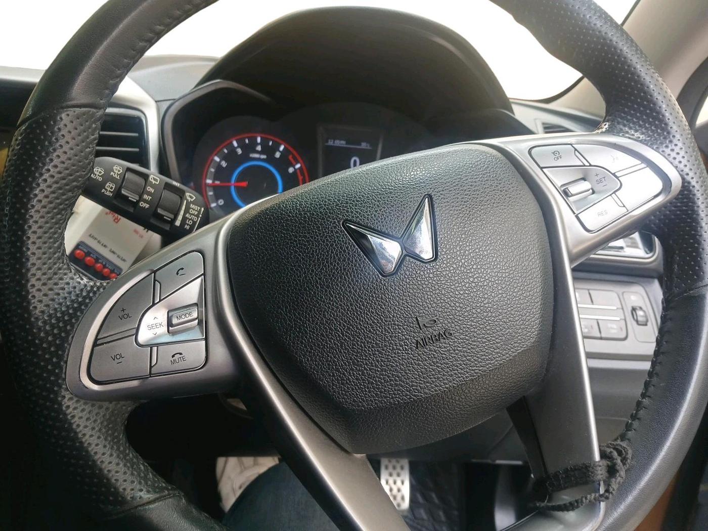 2022 Mahindra XUV300 W8 (O) 1.2 PETROL, Petrol, Manual, 35,277 km, interior