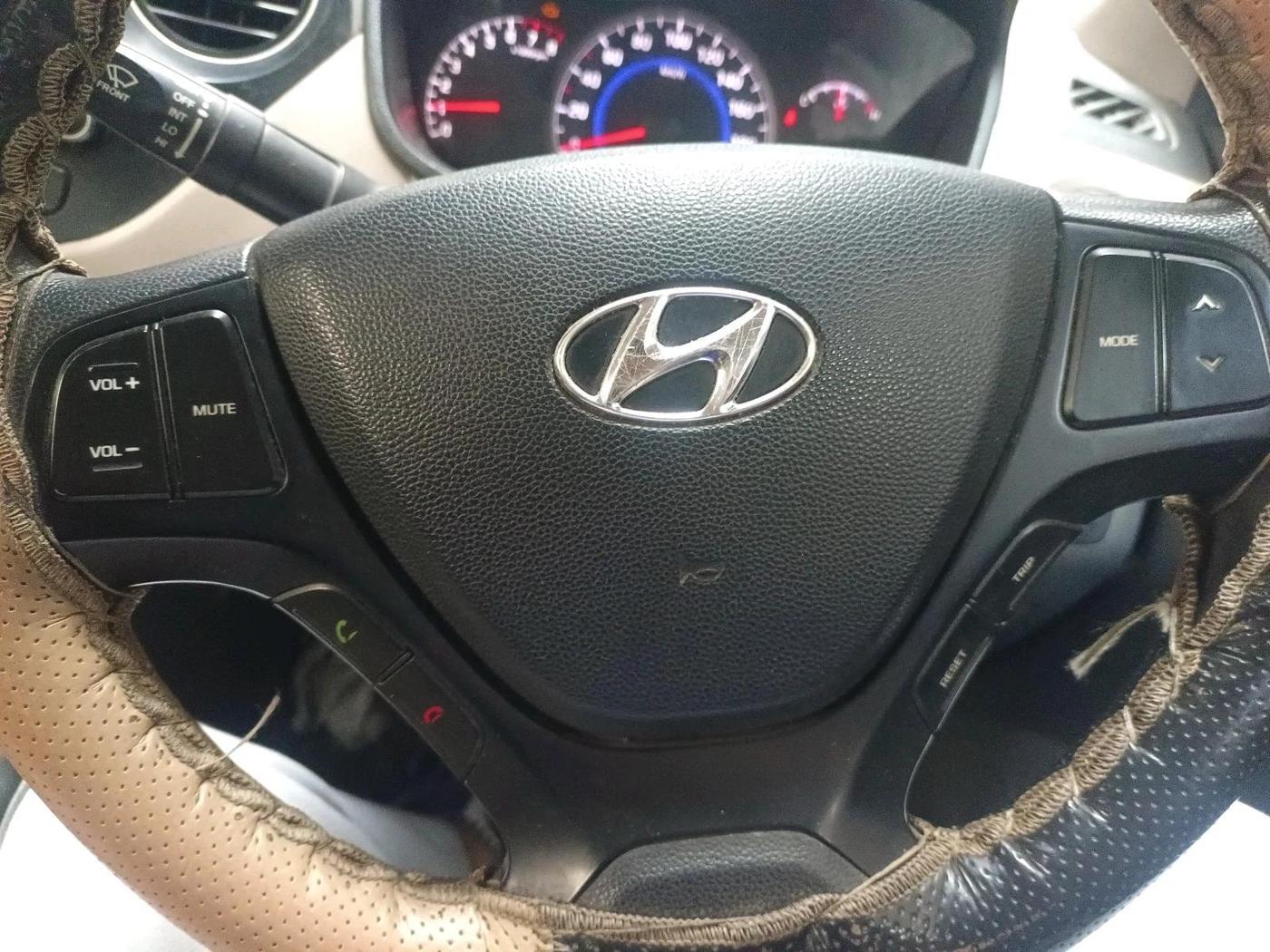 2015 Hyundai Grand i10 SPORTZ 1.2 KAPPA VTVT, Petrol, Manual, 1,16,330 km, interior
