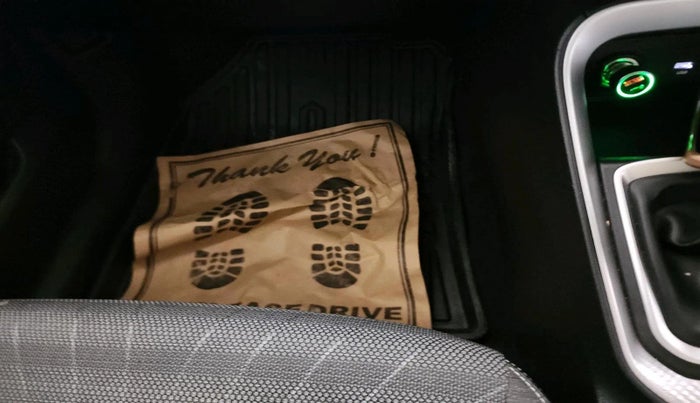 2023 KIA SONET HTK PLUS 1.0 IMT, Petrol, Manual, 5,480 km, interior