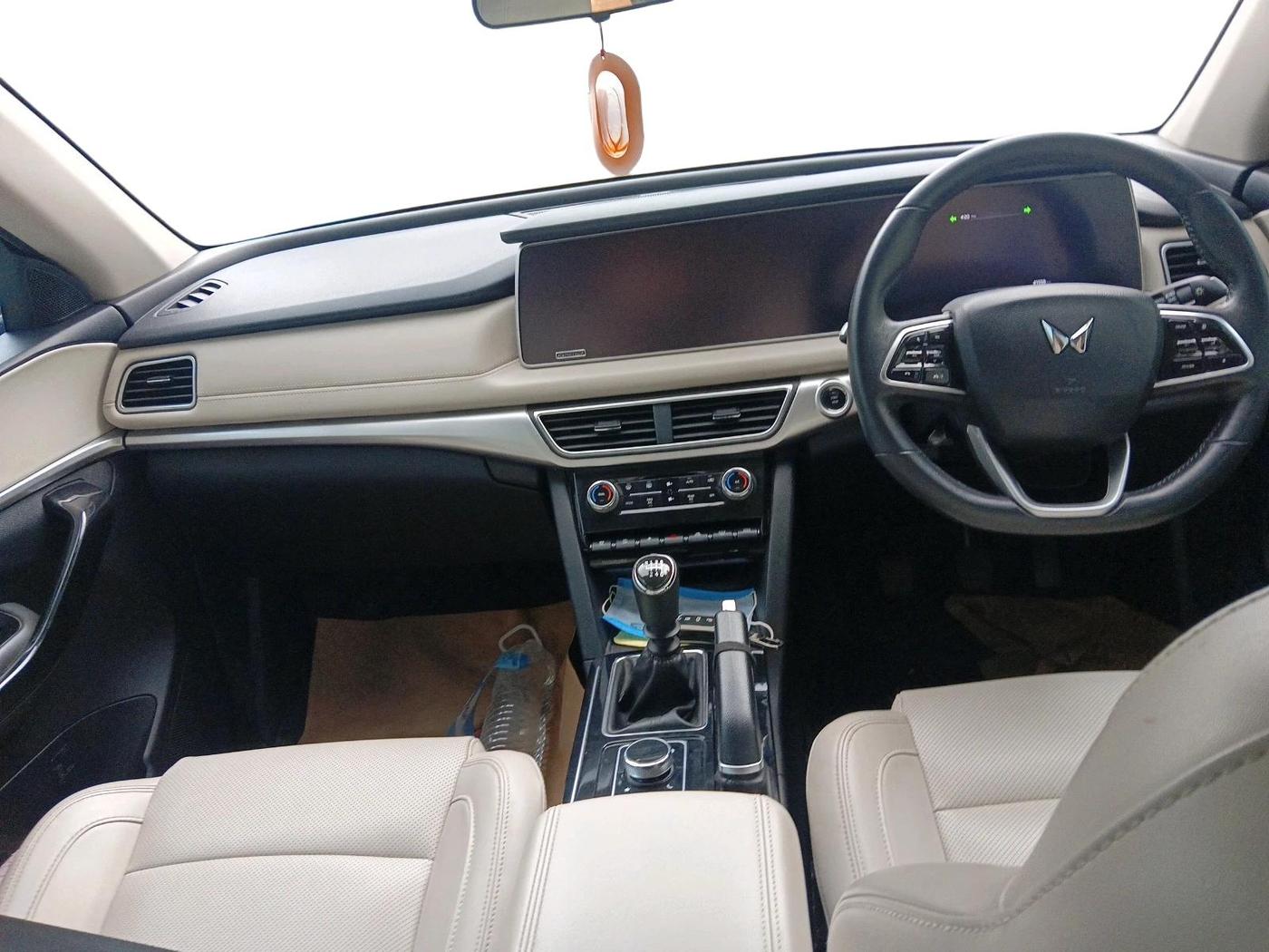 2022 Mahindra XUV700 AX 7 D MT 7 STR, Diesel, Manual, 41,588 km, interior