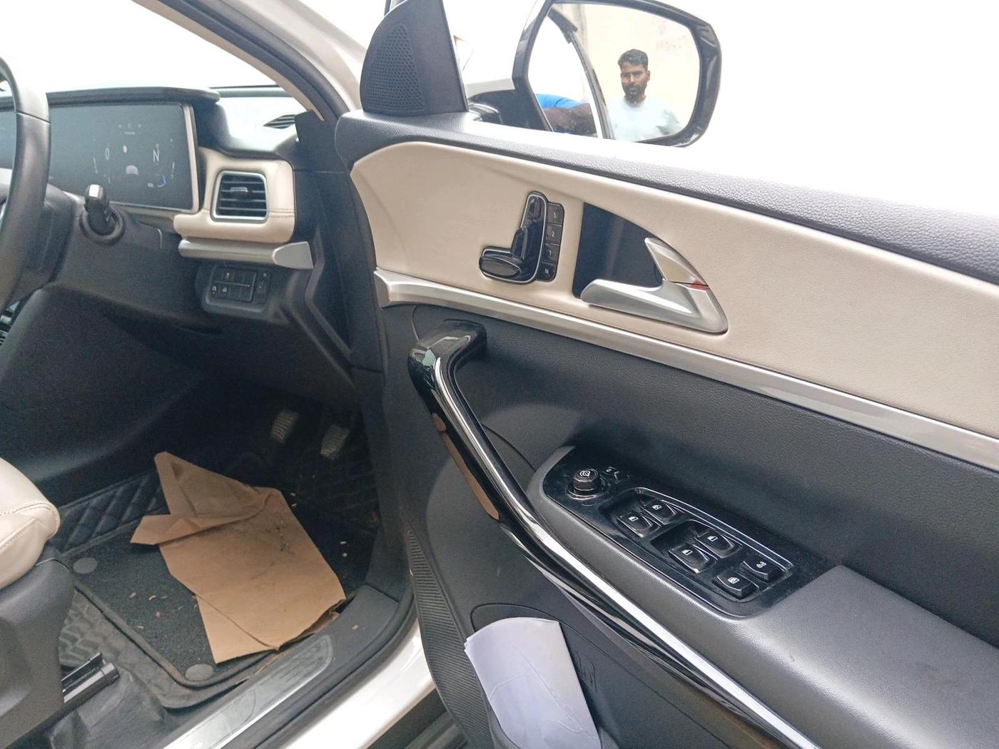 2022 Mahindra XUV700 AX 7 D MT 7 STR, Diesel, Manual, 41,588 km, interior