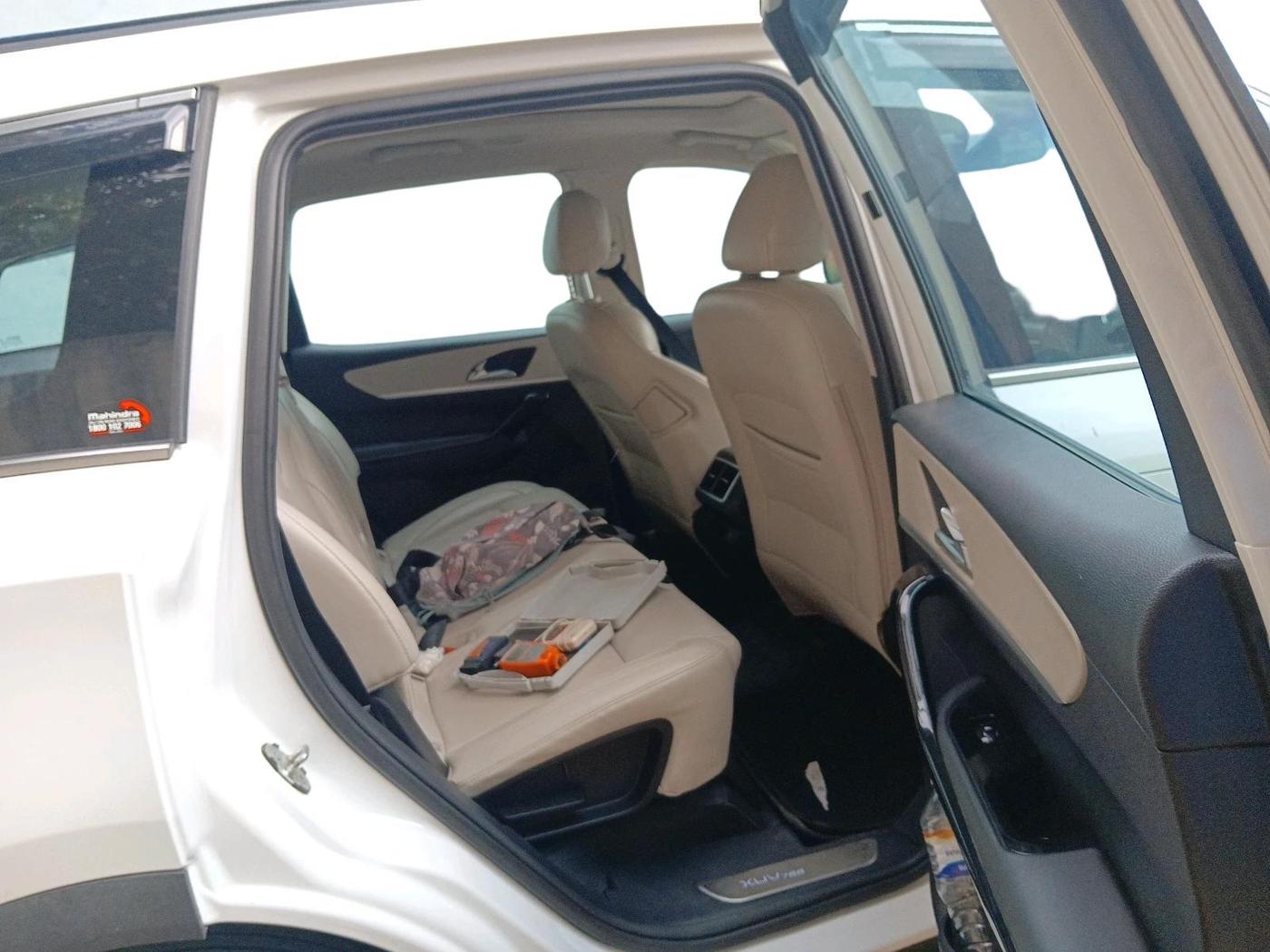 2022 Mahindra XUV700 AX 7 D MT 7 STR, Diesel, Manual, 41,588 km, interior