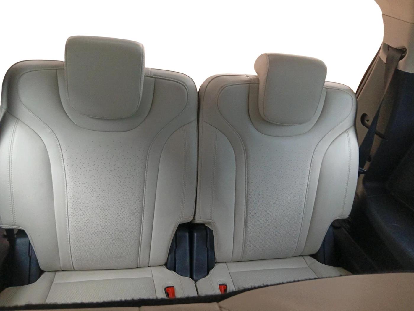 2022 Mahindra XUV700 AX 7 D MT 7 STR, Diesel, Manual, 41,588 km, interior