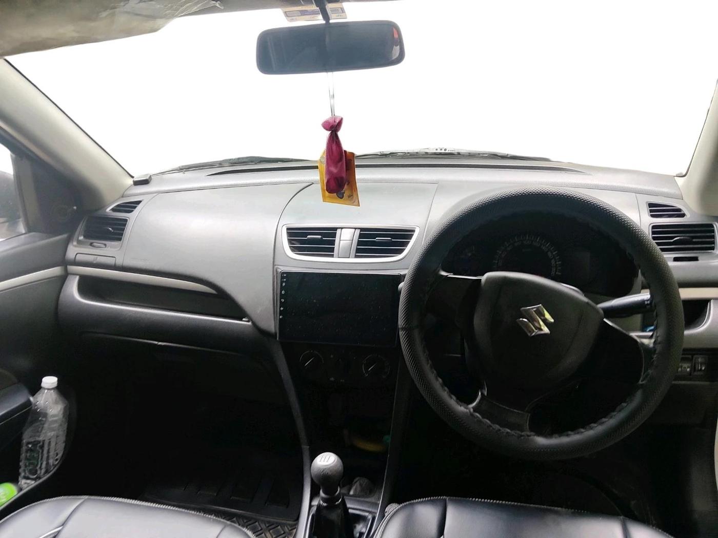 2017 Maruti Swift LXI (O), CNG, Manual, 1,21,956 km, interior