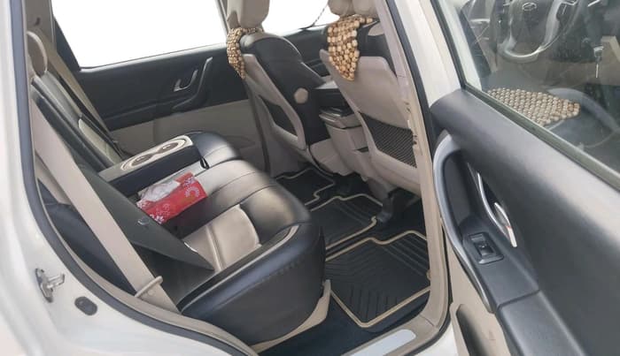 2017 Mahindra XUV500 W6 1.99, Diesel, Manual, 45,774 km, interior