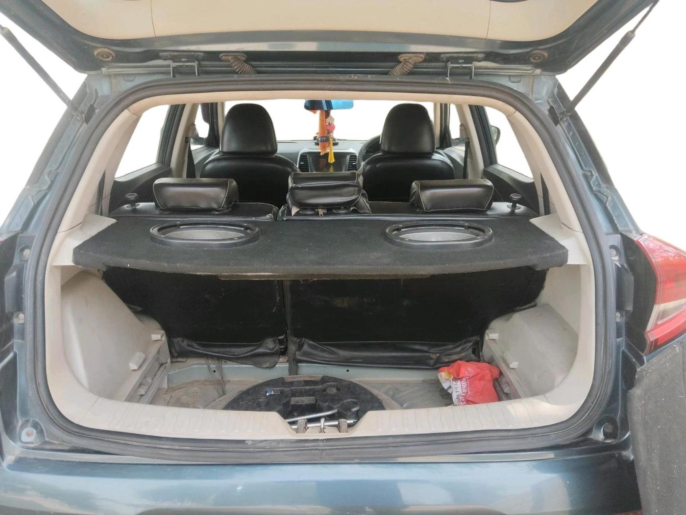 2019 Mahindra XUV300 W6 1.5 DIESEL, Diesel, Manual, 1,34,073 km, exterior