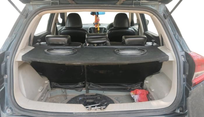 2019 Mahindra XUV300 W6 1.5 DIESEL, Diesel, Manual, 1,34,073 km, exterior
