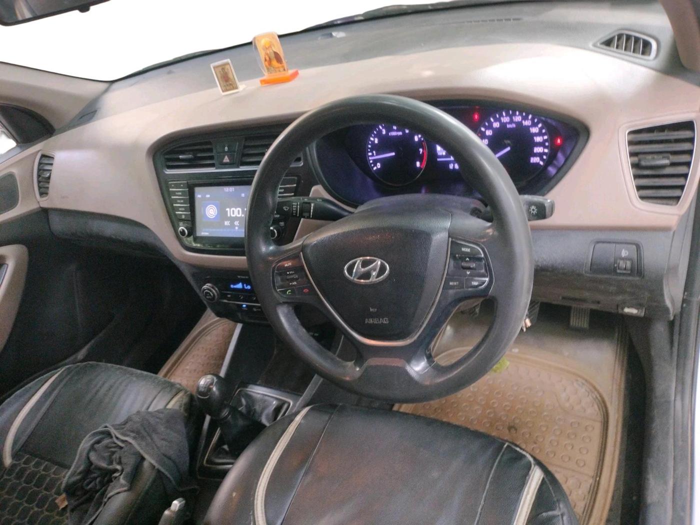 2017 Hyundai Elite i20 ASTA 1.2, Petrol, Manual, 1,21,666 km, interior