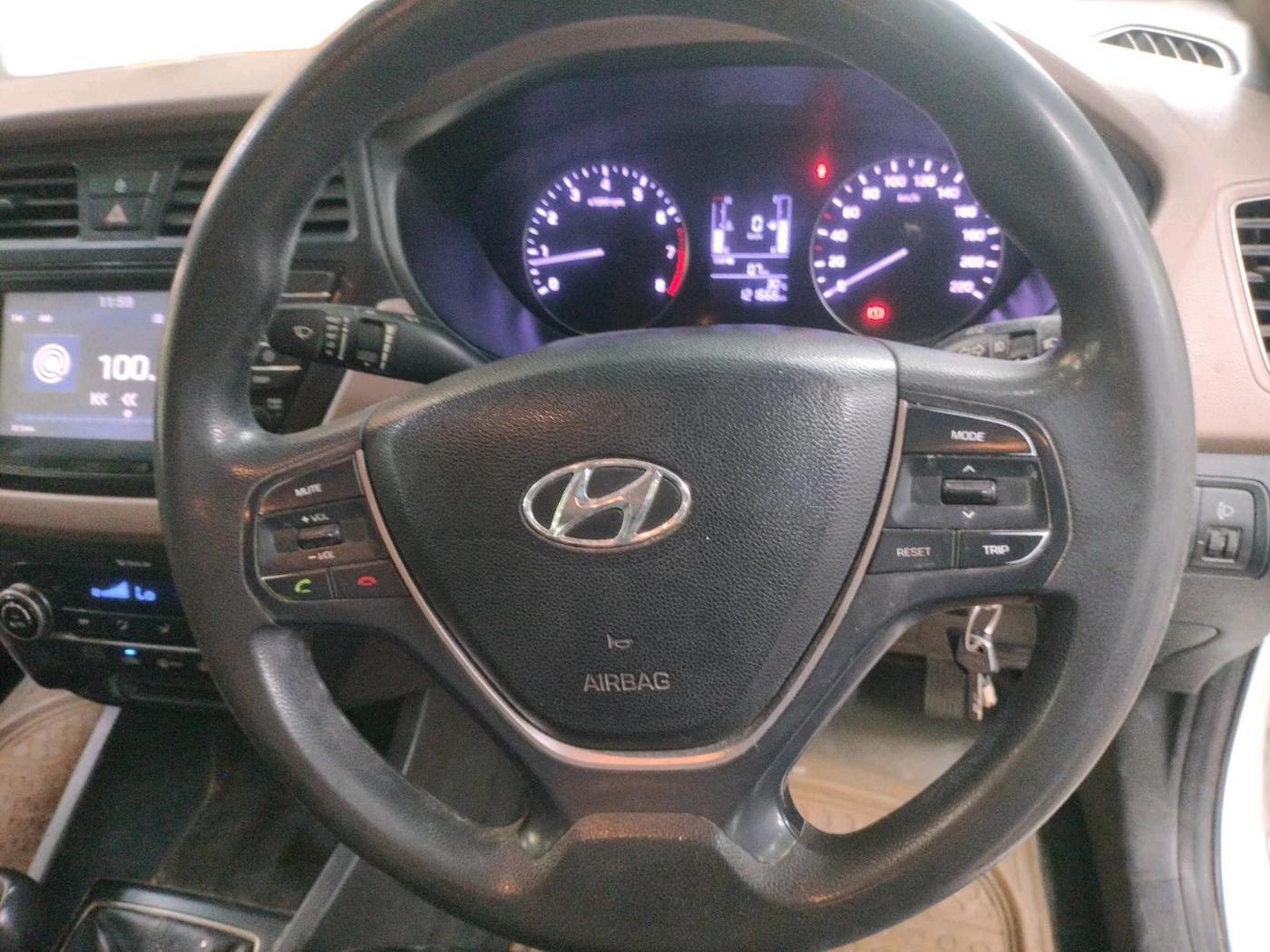 2017 Hyundai Elite i20 ASTA 1.2, Petrol, Manual, 1,21,666 km, interior