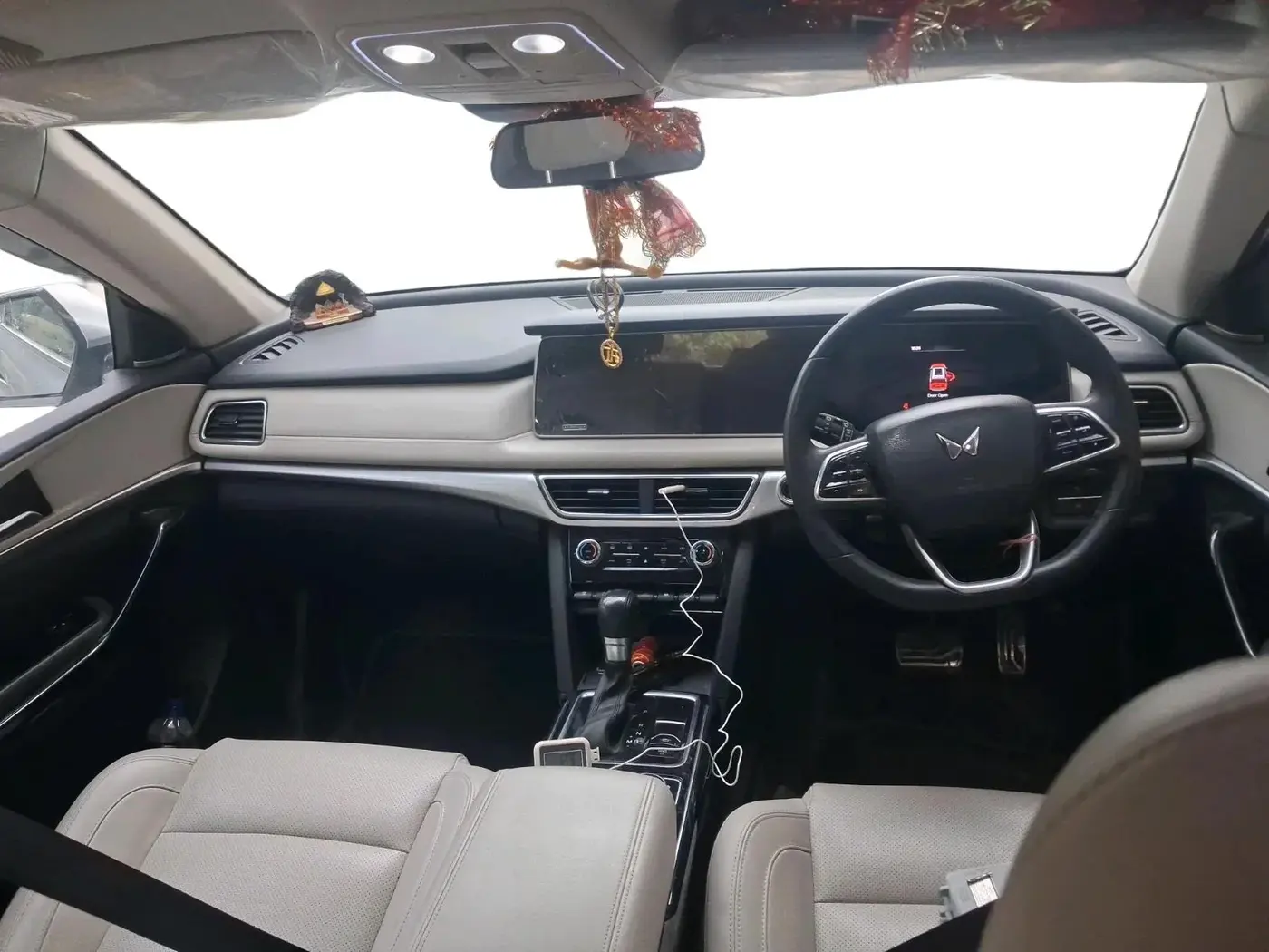 2021 Mahindra XUV700 AX 7 LUXURY P AT 7 STR, Petrol, Automatic, 24,854 km, interior