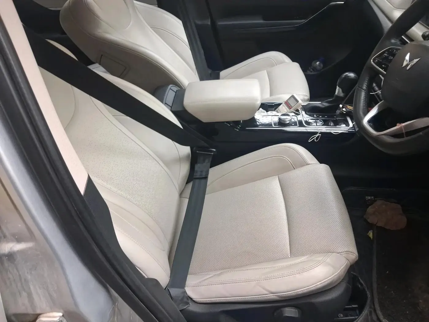2021 Mahindra XUV700 AX 7 LUXURY P AT 7 STR, Petrol, Automatic, 24,854 km, interior