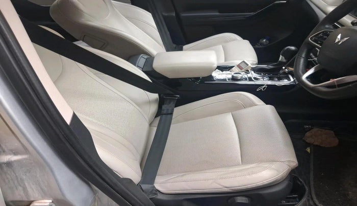 2021 Mahindra XUV700 AX 7 LUXURY P AT 7 STR, Petrol, Automatic, 24,854 km, interior