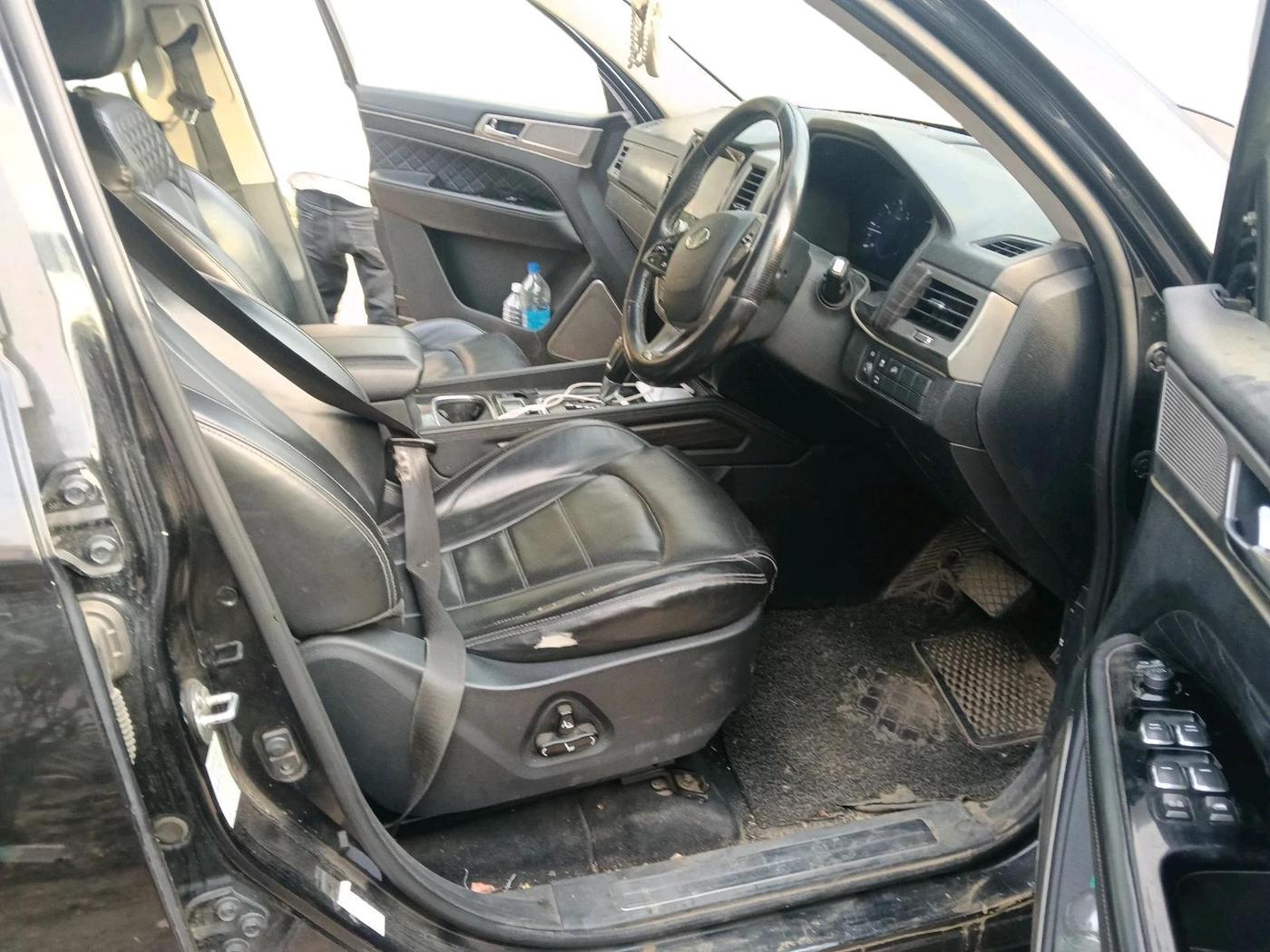 2018 Mahindra ALTURAS G4 2WD AT, Diesel, Automatic, 1,98,311 km, interior