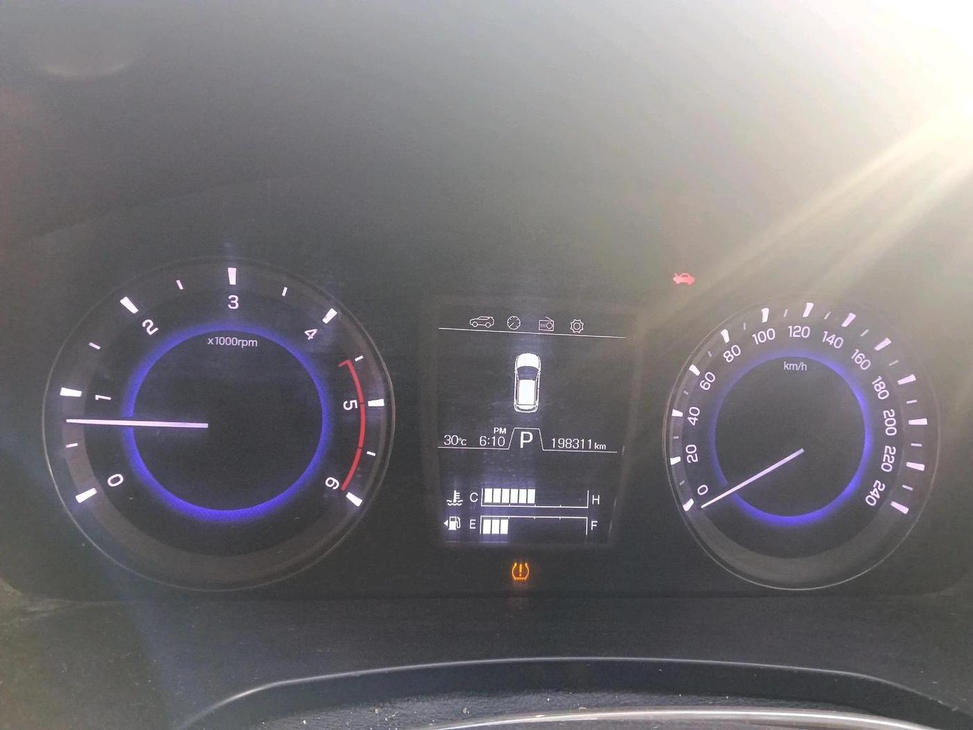 2018 Mahindra ALTURAS G4 2WD AT, Diesel, Automatic, 1,98,311 km, interior