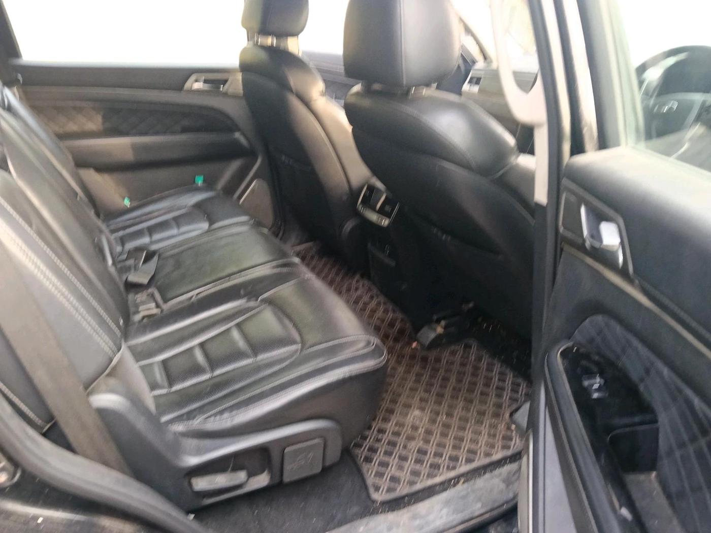 2018 Mahindra ALTURAS G4 2WD AT, Diesel, Automatic, 1,98,311 km, interior