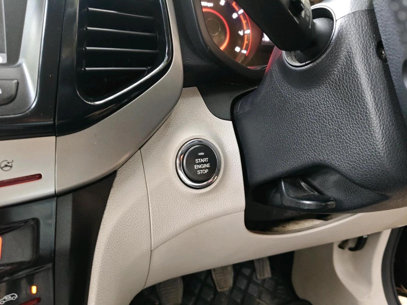 2019 Mahindra XUV300 W8 1.2 PETROL, Petrol, Manual, 59,535 km, interior