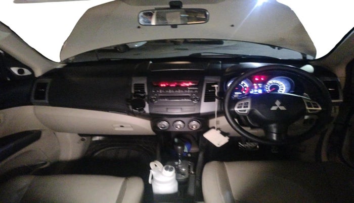 2011 Mitsubishi Outlander 2.4 MIVEC, Petrol, Automatic, 1,20,351 km, interior