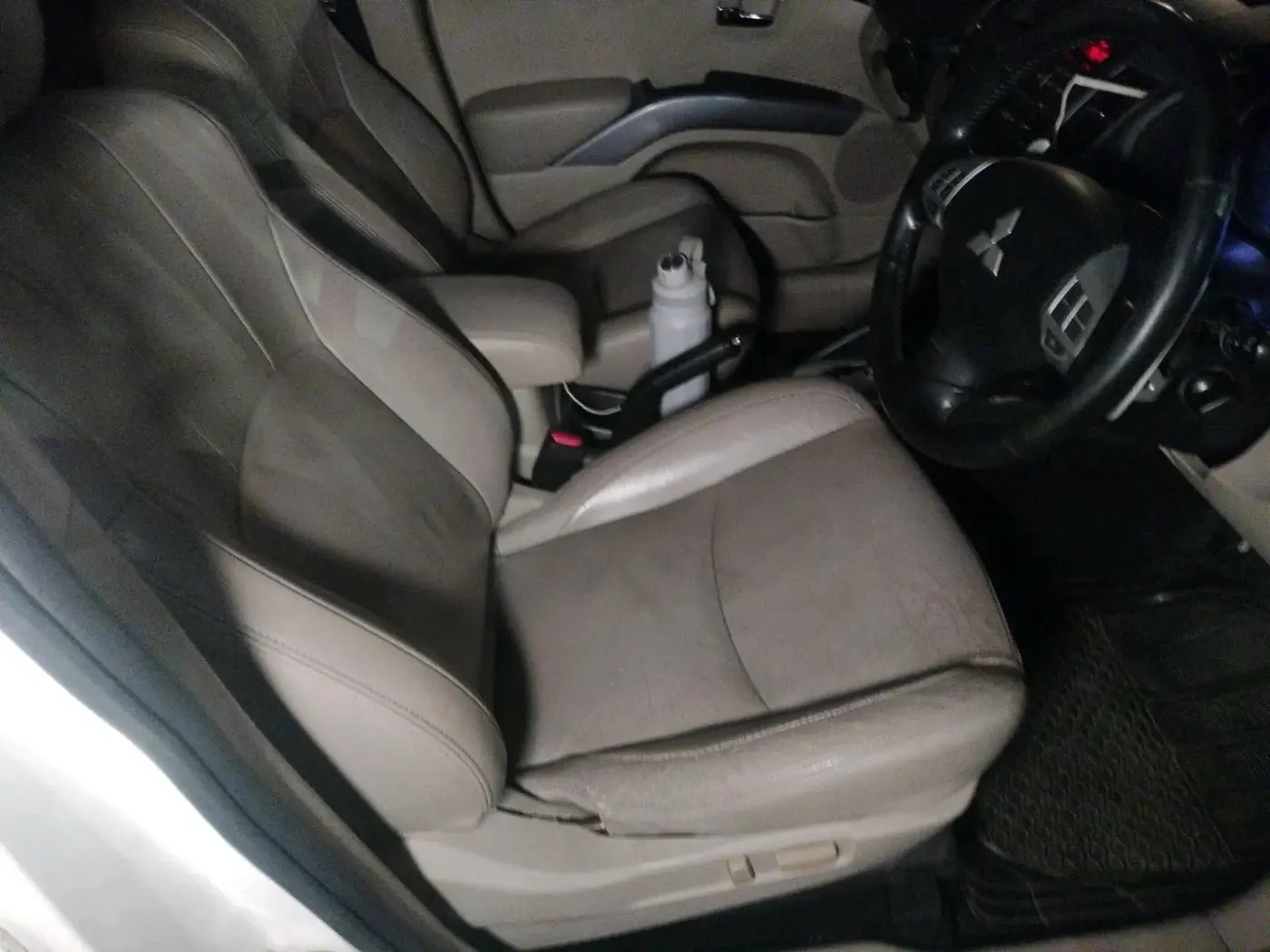 2011 Mitsubishi Outlander 2.4 MIVEC, Petrol, Automatic, 1,20,351 km, interior