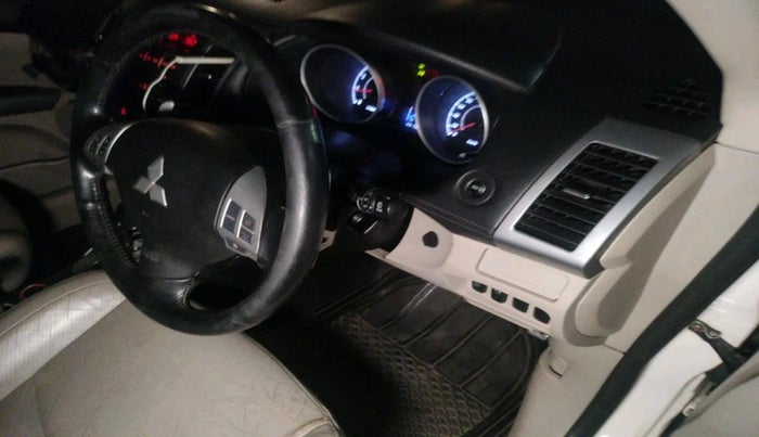 2011 Mitsubishi Outlander 2.4 MIVEC, Petrol, Automatic, 1,20,351 km, interior