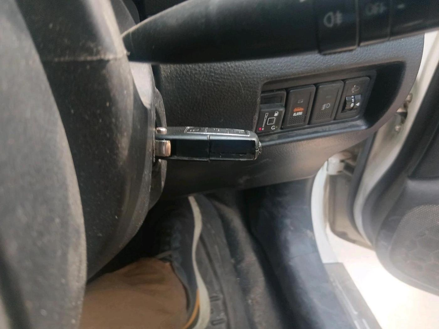 2011 Maruti Swift VXI, CNG, Manual, 1,01,406 km, interior