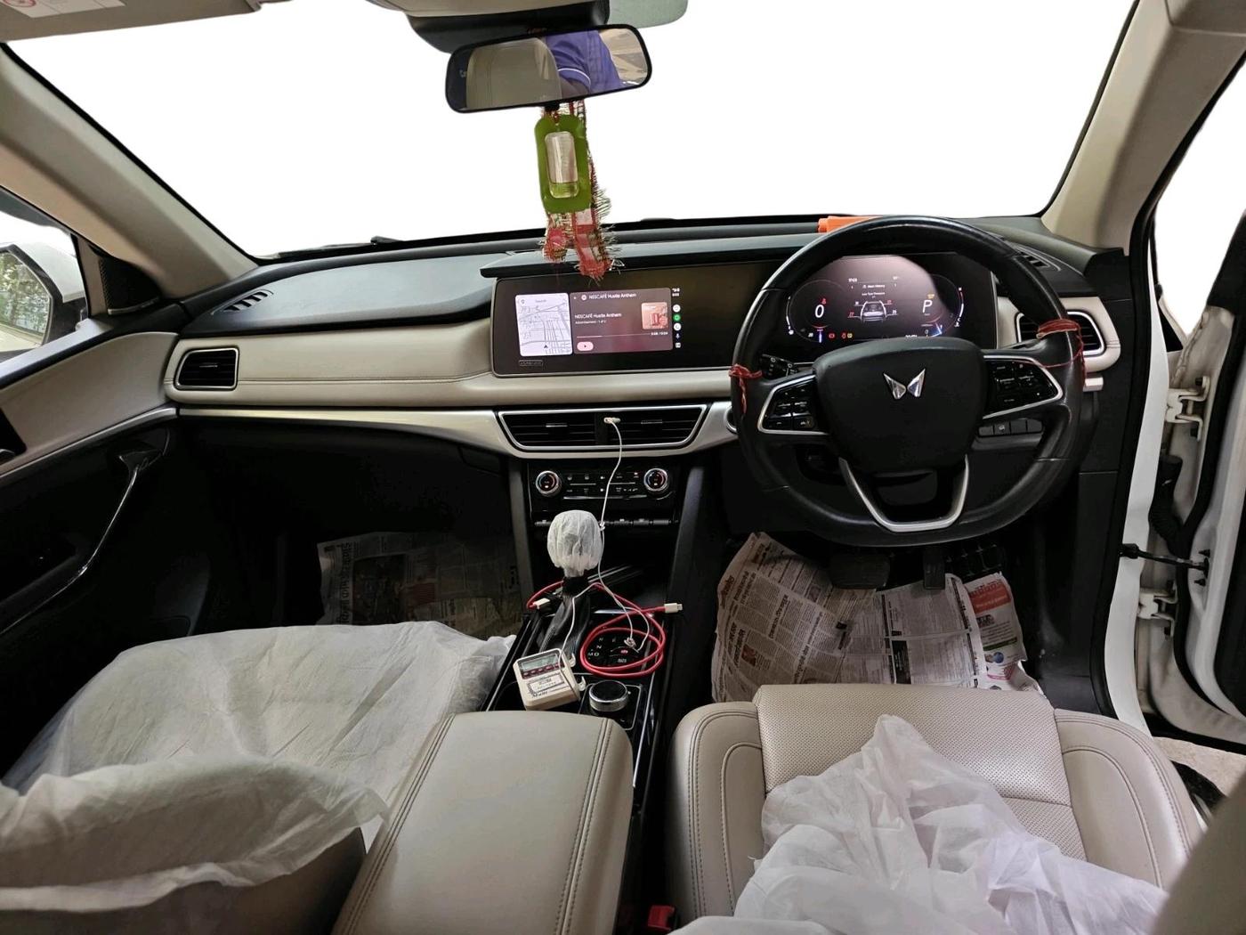 2021 Mahindra XUV700 AX 7 LUXURY P AT 7 STR, Petrol, Automatic, 90,474 km, interior