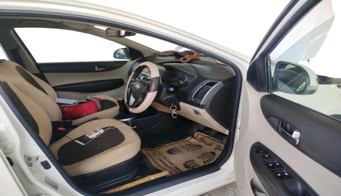 2014 Hyundai i20 SPORTZ 1.2, CNG, Manual, 1,22,334 km, interior