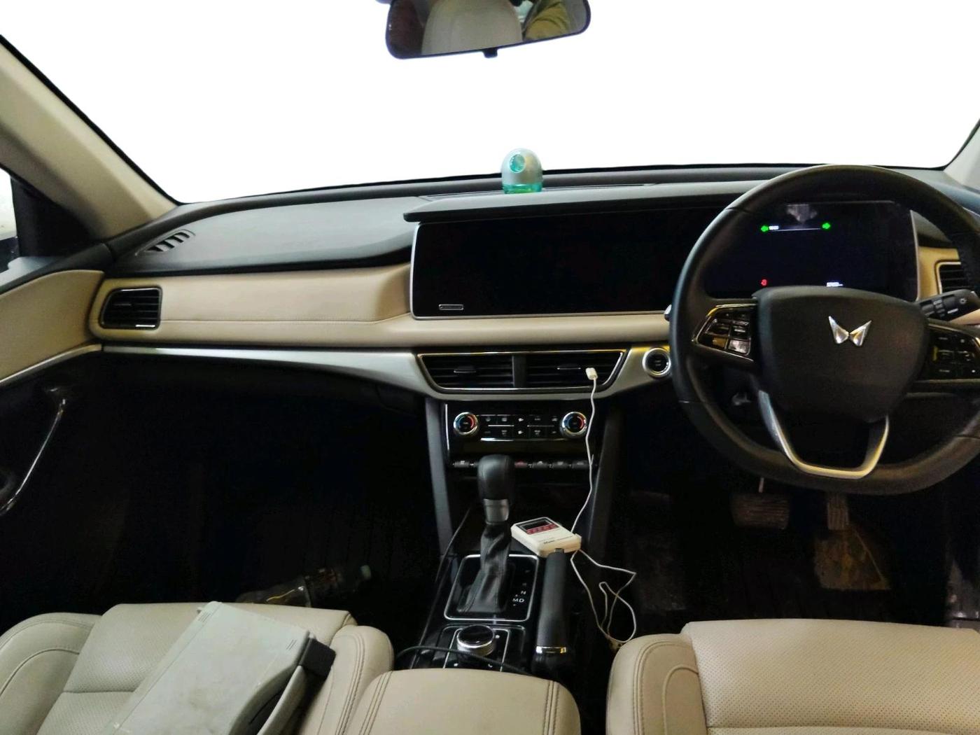 2024 Mahindra XUV700 AX 7 D AT 7 STR, Diesel, Automatic, 37,453 km, interior