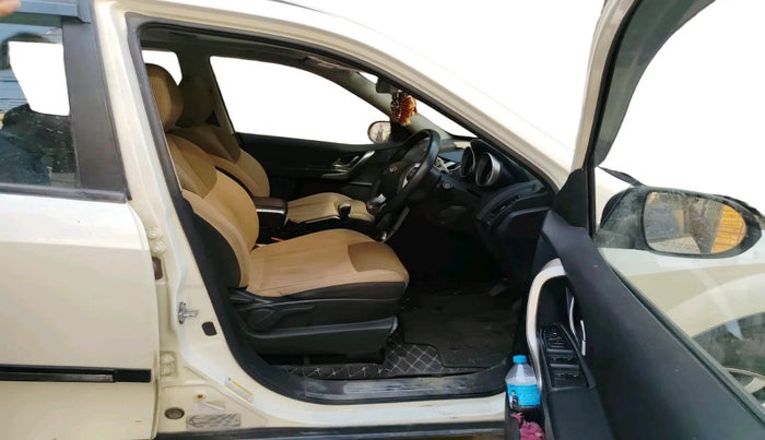 2018 Mahindra XUV500 W9, Diesel, Manual, 1,11,415 km, interior