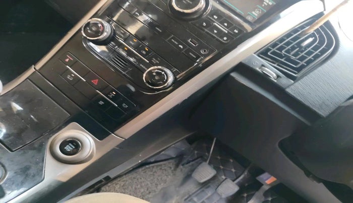 2018 Mahindra XUV500 W9, Diesel, Manual, 1,11,415 km, interior
