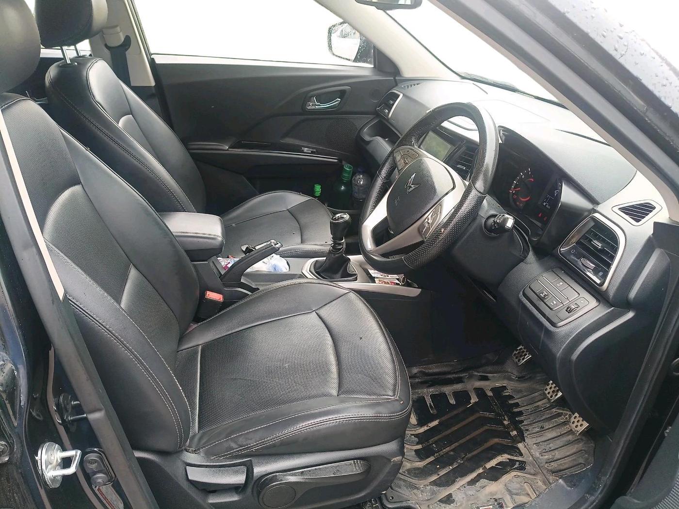 2023 Mahindra XUV300 W8 (O) 1.2 PETROL, Petrol, Manual, 88,295 km, interior