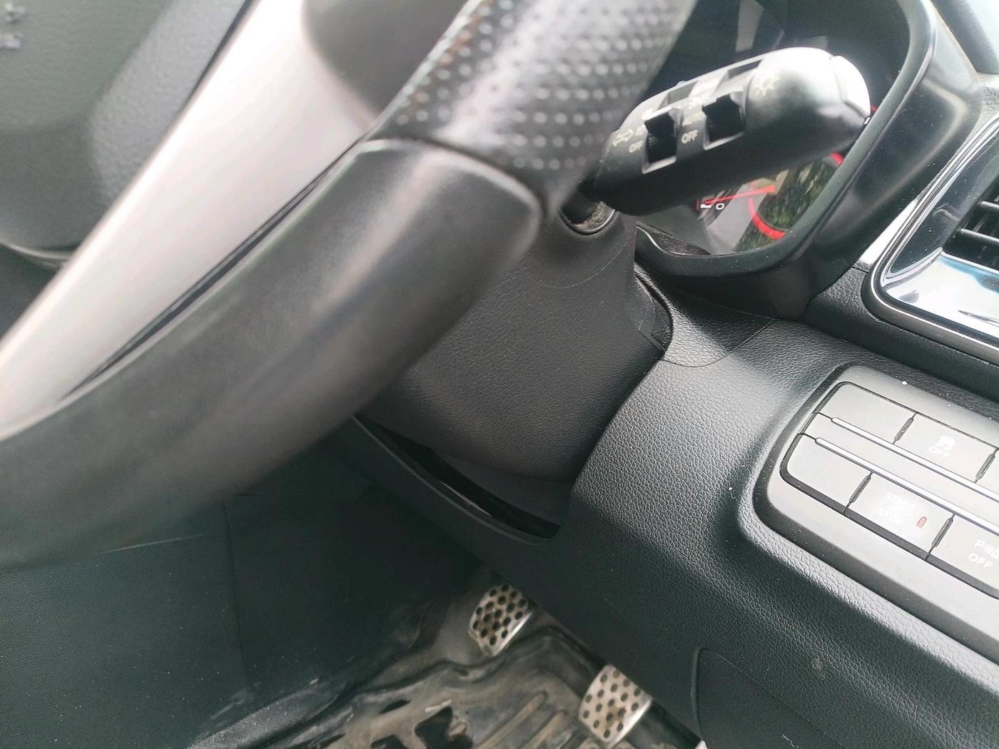 2023 Mahindra XUV300 W8 (O) 1.2 PETROL, Petrol, Manual, 88,295 km, interior