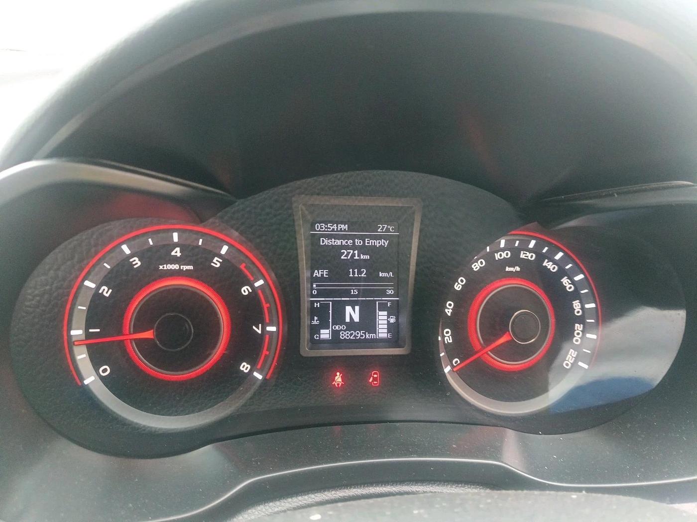 2023 Mahindra XUV300 W8 (O) 1.2 PETROL, Petrol, Manual, 88,295 km, interior